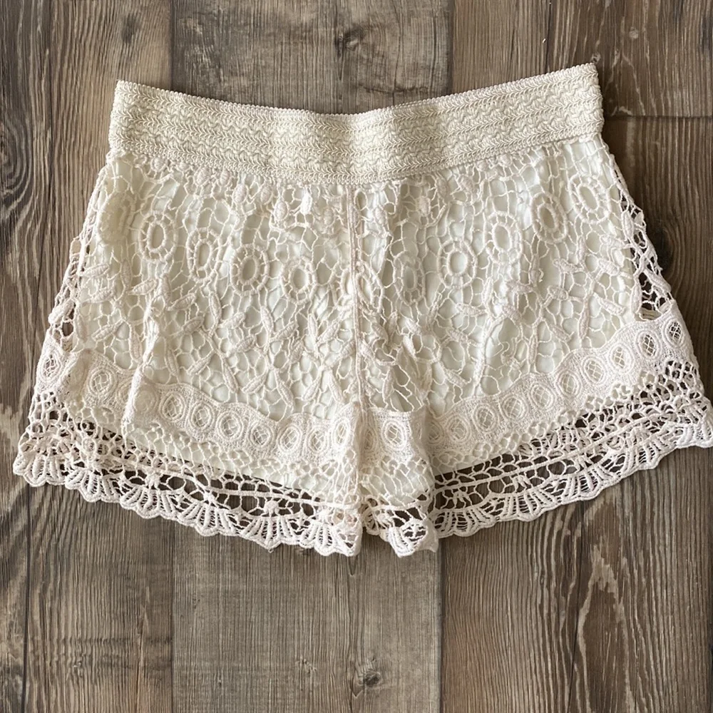 Elegant Lace Women's Shorts - Cream - Picture 3 of 3